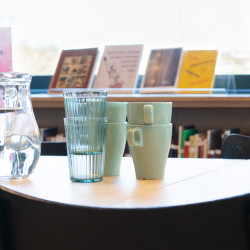 Bilete av glass og koppar på Bliarommet